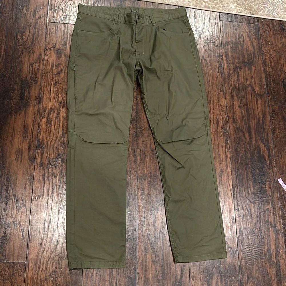 The North Face hiking pants size 38 by 33 in army green with side zip pocket EUC